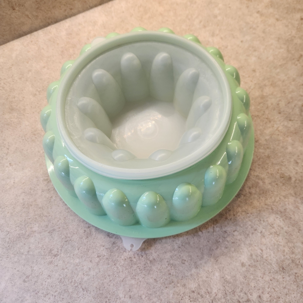 Vintage Tupperware Green Gelatin Mold, Great Used Condition